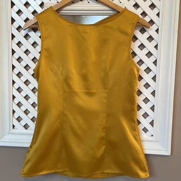 Golden sleeveless silky top size small, lightweight business causal - Picture 4 of 10